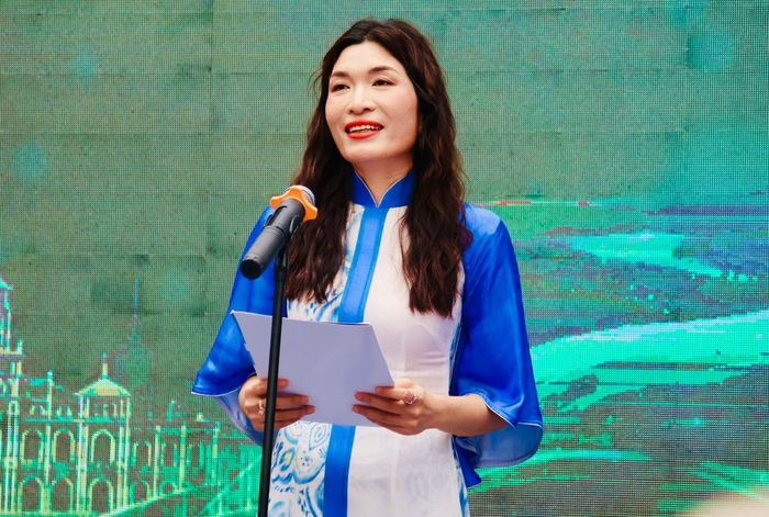Nhà thiết kế Anna Hạnh Lê - Quyền Chủ tịch Hiệp Hội Áo Dài TPHCM - phát biểu tại sự kiện. Ảnh: Hồ Lam