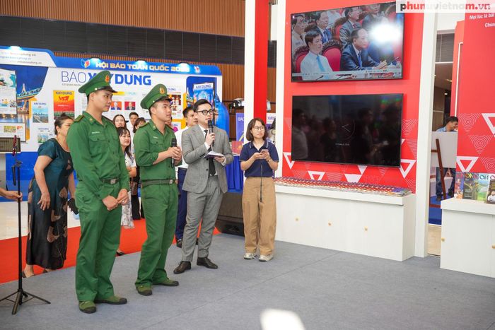 Bên cạnh hoạt động giới thiệu các sản phẩm báo chí, nhiều gian trưng bày còn tăng cường tính tương tác với công chúng thông qua các chương trình giao lưu, tọa đàm, trò chơi tìm hiểu kiến thức, trình diễn công nghệ và trải nghiệm các sản phẩm báo chí số.