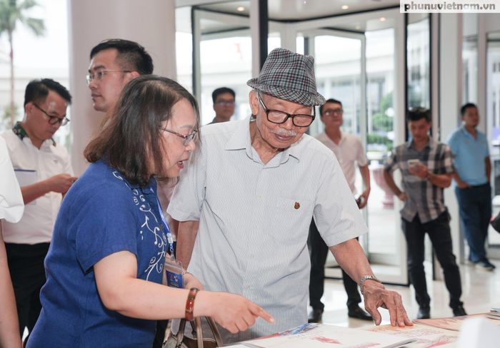 Thông qua các gian trưng bày, nhiều cơ quan báo chí giới thiệu những thành tựu nổi bật trong quá trình đổi mới hoạt động, từ báo in, phát thanh, truyền hình, báo điện tử đến các sản phẩm đa phương tiện và ứng dụng công nghệ mới trong sản xuất nội dung. Đây cũng là dịp để các đơn vị chia sẻ kinh nghiệm và kết quả đạt được trong quá trình chuyển đổi số, phát triển mô hình tòa soạn hiện đại.