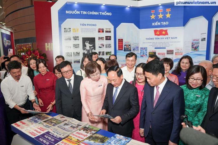 Lãnh đạo Đảng, Nhà nước, lãnh đạo quản lý báo chí, lãnh đạo chính quyền địa phương tham quan gian trưng bày của các cơ quan báo chí.