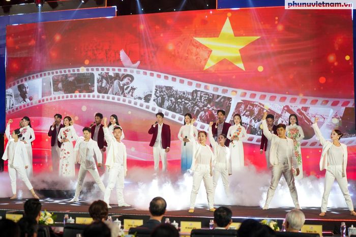 Trong khuôn khổ Hội Báo toàn quốc 2026, Chung kết Cuộc thi “Tiếng hát Người làm báo mở rộng - năm 2026” sẽ diễn ra với sự tham gia giao lưu, tranh tài của các nhà báo đến từ Hội Nhà báo các nước Việt Nam, Lào, Thái Lan và Campuchia. Sự góp mặt của các nhà báo quốc tế không chỉ làm phong phú thêm sắc màu âm nhạc của chương trình, mà còn là minh chứng sinh động cho tình hữu nghị, sự hợp tác và gắn kết bền vững giữa báo chí Việt Nam với báo chí các nước trong khu vực.