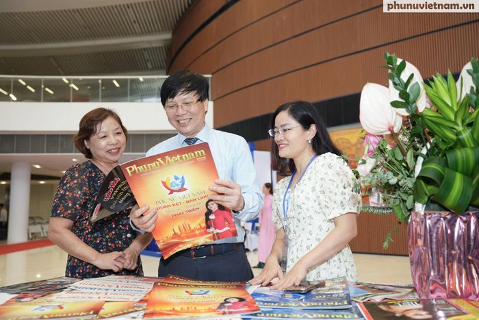 Nhà báo Hồ Quang Lợi, Phó Chủ tịch Hội Truyền thông số Việt Nam, nguyên Phó Chủ tịch Thường trực Hội Nhà báo Việt Nam, xem số Báo Phụ nữ Việt Nam đặc biệt nhân dịp Kỷ niệm 101 năm Ngày Báo chí cách mạng Việt Nam (21/6/1925 - 21/6/2026); chào mừng Đại hội đại biểu Phụ nữ toàn quốc lần thứ XIV.