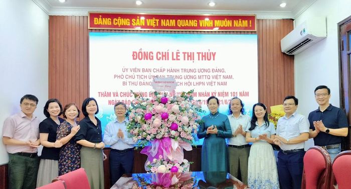 Bà Lê Thị Thủy (thứ 5 từ phải sang), Ủy viên TƯ Đảng, Phó Chủ tịch UBTƯ MTTQ Việt Nam, Chủ tịch Hội LHPN Việt Nam, cùng lãnh đạo Ban Công tác Phụ nữ và Ban Biên tập, các cán bộ của Báo Phụ nữ Việt Nam