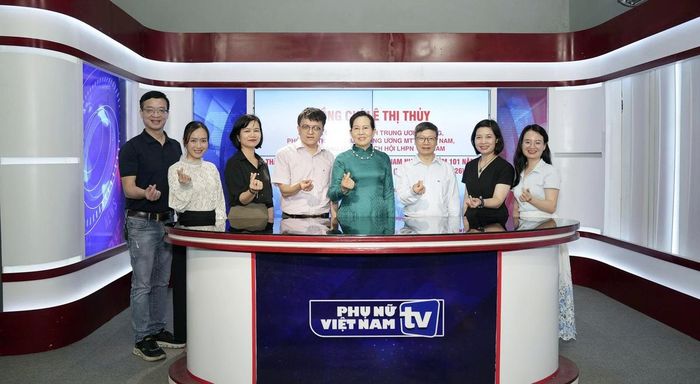 Bà Lê Thị Thủy (thứ 4 từ phải sang), Ủy viên TƯ Đảng, Phó Chủ tịch UBTƯ MTTQ Việt Nam, Chủ tịch Hội LHPN Việt Nam, tham quan trường quay của Báo Phụ nữ Việt Nam