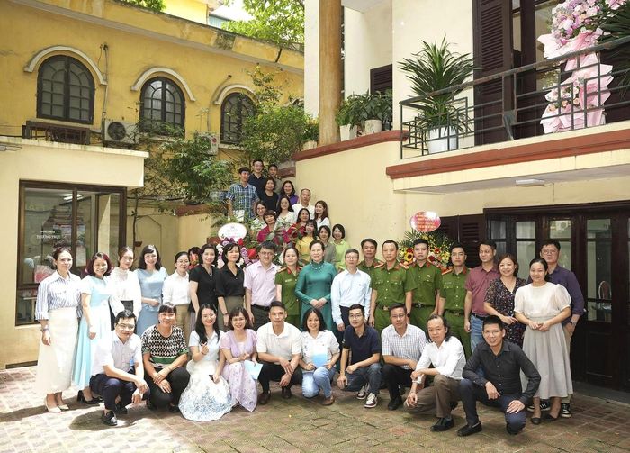 Bà Lê Thị Thủy (hàng 2, thứ 10 từ trái sang), Ủy viên TƯ Đảng, Phó Chủ tịch UBTƯ MTTQ Việt Nam, Chủ tịch Hội LHPN Việt Nam và các đơn vị chụp hình lưu niệm cùng đội ngũ những người làm Báo Phụ nữ Việt Nam. Ảnh Trường Hùng