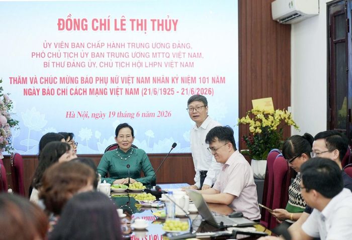 Nhà báo Phí Quốc Thuyên, Tổng Biên tập Báo Phụ nữ Việt Nam, báo cáo nhanh về tình hình hoạt động của Báo trong thời gian qua
