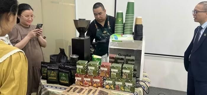 Các vị khách trải nghiệm sản phẩm của thương hiệu trà ANNSHAN