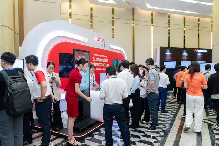 Các doanh nghiệp tham gia trao đổi, tìm hiểu những giải pháp về hạ tầng số. Ảnh: Phương Trinh