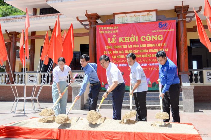Các đại biểu tham dự lễ khởi công công trình tri ân các Anh hùng liệt sĩ tỉnh Quảng Ngãi.