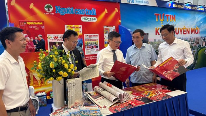 Nhà báo Lê Quốc Minh, Ủy viên Trung ương Đảng, Tổng Biên tập Báo Nhân Dân, Phó trưởng Ban Tuyên giáo Trung ương và Chủ tịch Hội Nhà báo Việt Nam thăm các gian trưng bày. Ảnh: Việt Hưng