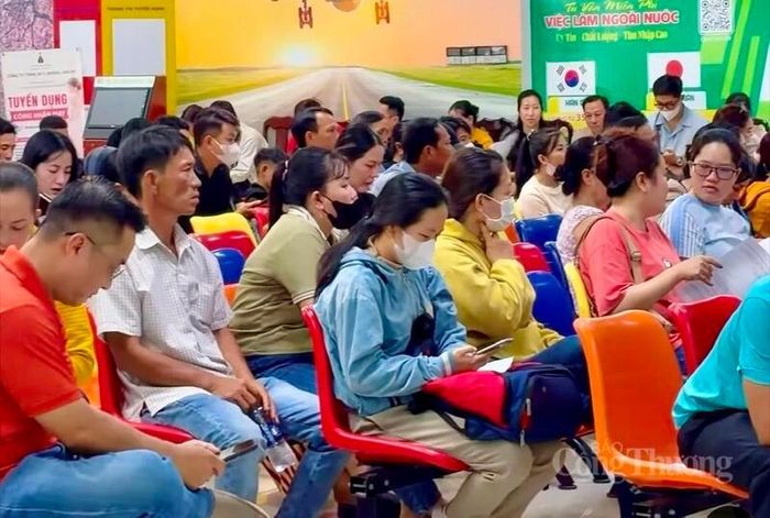 Trung tâm Dịch vụ việc làm Thành phố thường xuyên phối hợp với địa phương tổ chức các phiên giao dịch việc làm tại các xã, phường. Ảnh: Khánh Ngọc.