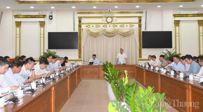 Thứ trưởng Bộ Công Thương Nguyễn Hoàng Long chủ trì buổi làm việc. Ảnh: Thanh Minh.