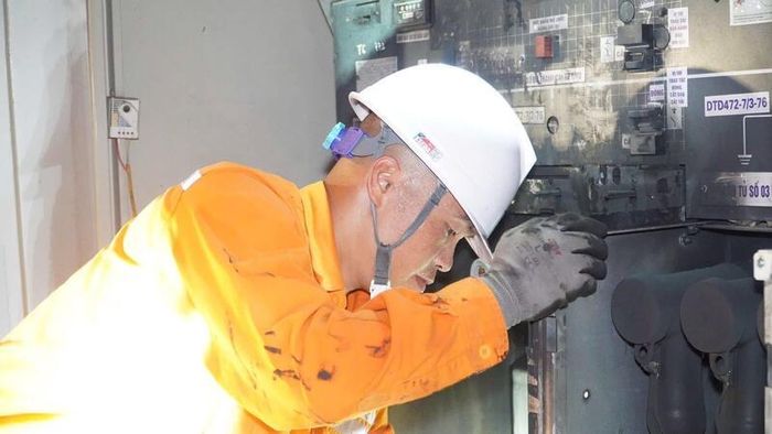 Công nhân Công ty Điện lực Thái Nguyên kịp thời xử lý các sự cố trên lưới hạ áp trong cao điểm nắng nóng cuối tháng 5/2026. Ảnh: NT