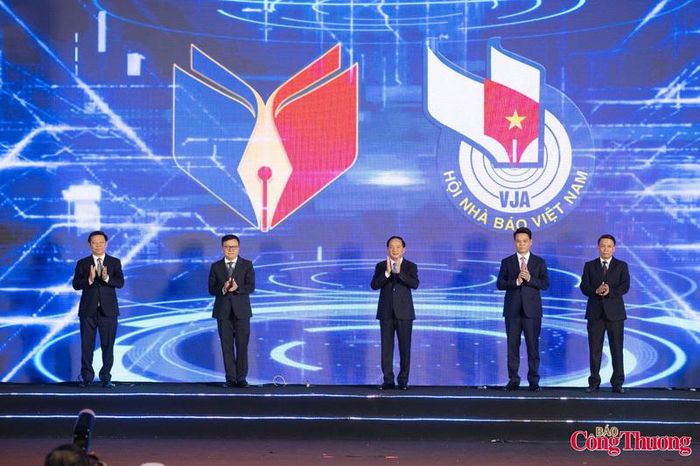 Hội Báo toàn quốc 2026 do Hội Nhà báo Việt Nam chủ trì, phối hợp với Bộ VHTTDL cùng TP.Hải Phòng tổ chức, dưới sự chỉ đạo của Ban Tuyên giáo và Dân vận T.Ư. Sự kiện quy tụ 66 đơn vị với tổng số 87 gian trưng bày được thiết kế hiện đại, mở rộng khả năng tương tác với công chúng. 