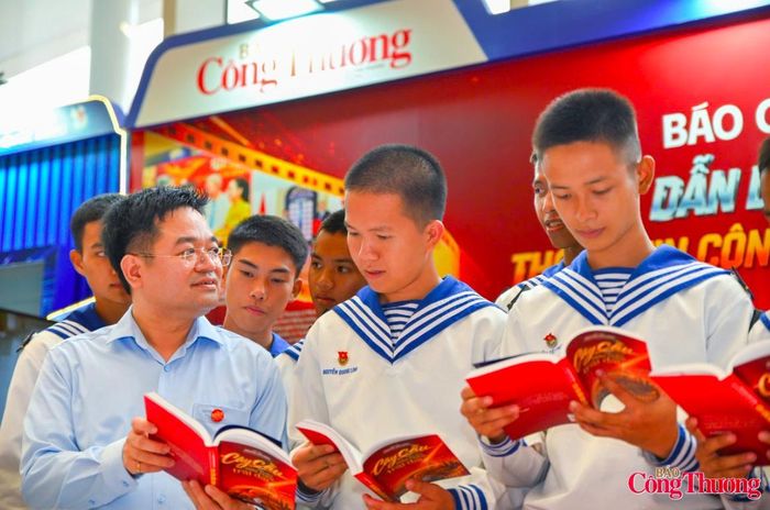 Các chiến sĩ hải quân được Tổng Biên tập Báo Công Thương tặng sách