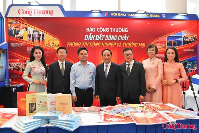 Các đại biểu chụp ảnh lưu niệm tại gian trưng bày của Báo Công Thương.