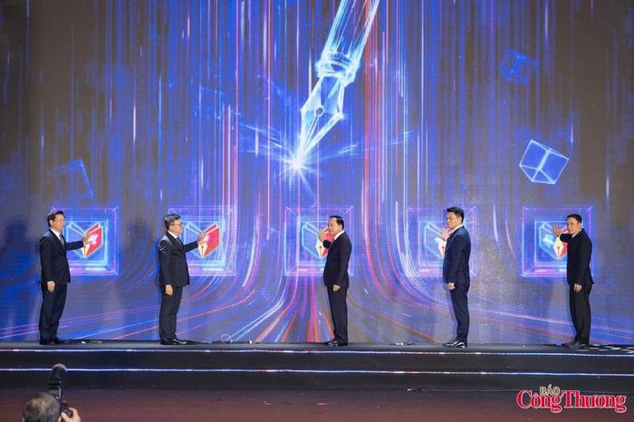 Các đại biểu thực hiện nghi thức khai mạc Hội Báo.