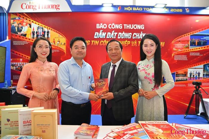 Tổng Biên tập Nguyễn Văn Minh giới thiệu tập bút ký, chính luận “Trên cây cầu bắc qua nửa vòng trái đất” đến các đại biểu.