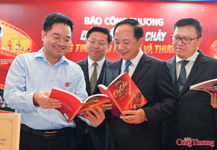 Tổng Biên tập Báo Công Thương giới thiệu với Trưởng ban Tuyên giáo và Dân vận Trung ương về cuốn sách mới xuất bản.