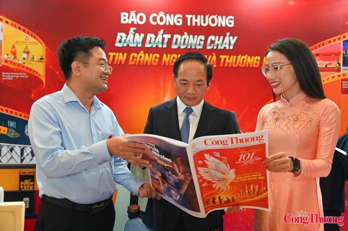 Tổng Biên tập Nguyễn Văn Minh giới thiệu tới Trưởng Ban Tuyên giáo và Dân vận Trung ương số báo đặc biệt của Báo Công Thương kỷ niệm 101 năm Ngày Báo chí Cách mạng Việt Nam.
