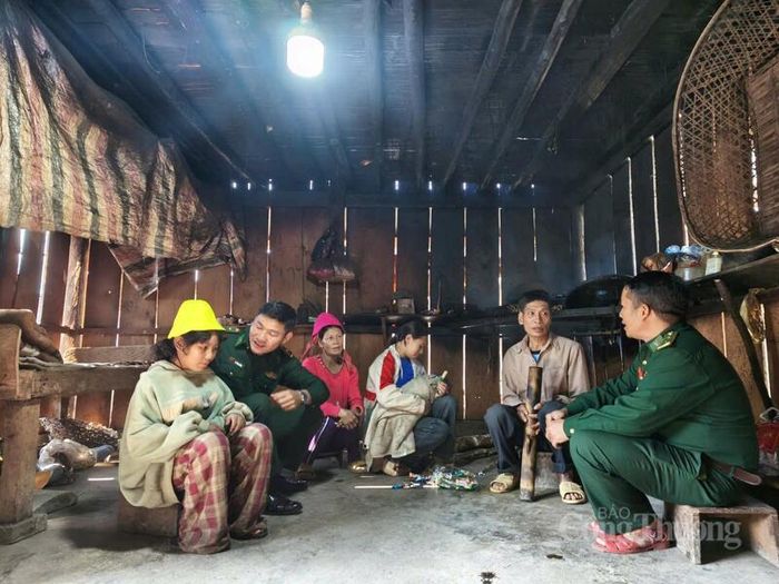 Bà con ở Là Si hạnh phúc khi ánh điện đầu tiên về với bản.