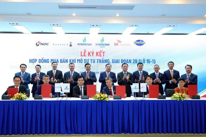 Lễ ký kết Hợp đồng mua bán khí mỏ Sư Tử Trắng Giai đoạn 2B, Lô 15-1 giữa Petrovietnam và các đối tác trong PSC Lô 15-1, bao gồm: PVEP, Perenco, KNOC, SKEO và Geopetrol