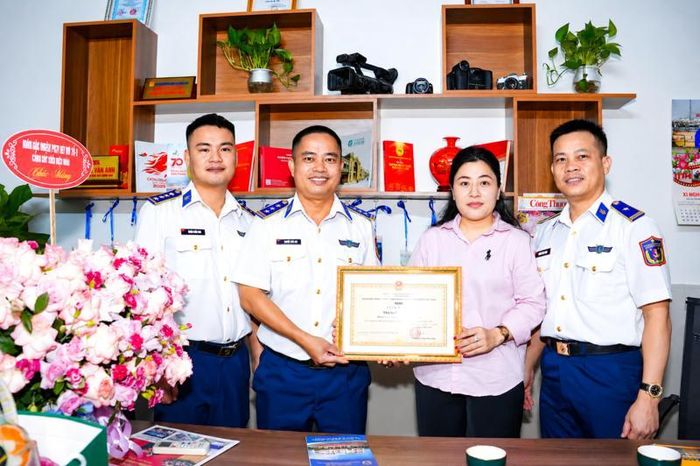 Lãnh đạo Đoàn đặc nhiệm Phòng chống tội phạm ma túy số 2 chúc mừng và trao giấy khen cho phóng viên Báo Công Thương tại Nghệ An. Ảnh: Hoàng Long