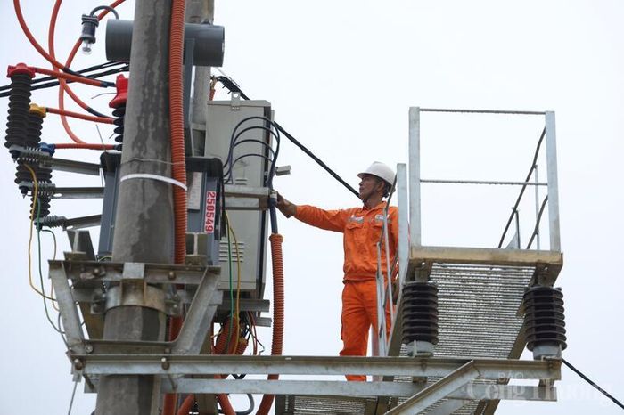 Công nhân điện lực kiểm tra thiết bị tại trạm biến áp tại Thôn Ngọc Sơn nhằm bảo đảm vận hành lưới điện an toàn, ổn định. 