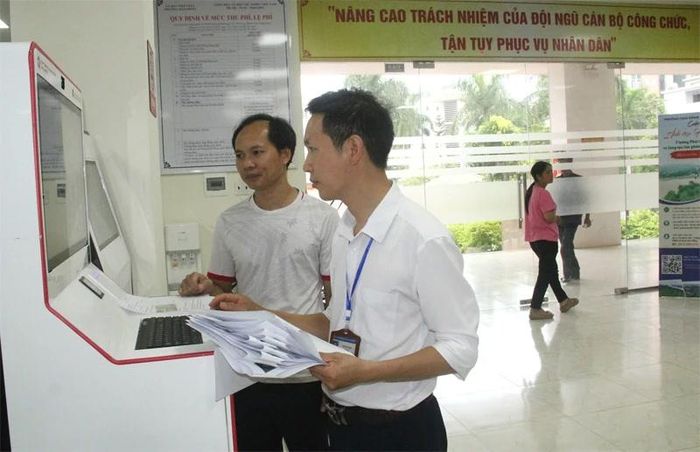 Công chức Trung tâm Phục vụ hành chính công phường Hàm Rồng giải quyết thủ tục hành chính cho người dân.