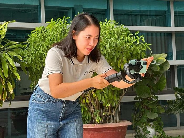 Phóng viên Khánh Linh học tập, nghiên cứu để sử dụng AI hiệu quả và có trách nhiệm. Ảnh: VÂN ANH