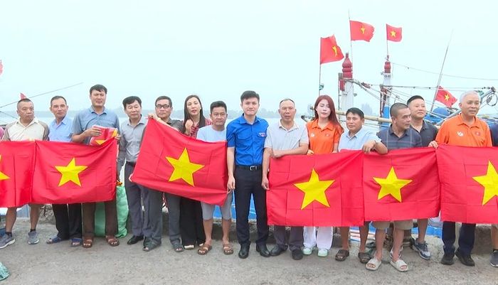 Trao cờ Tổ quốc tiếp thêm động lực cho ngư dân bám biển.