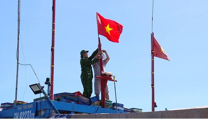Ngư dân kiểm tra lại việc treo cờ Tổ quốc trước mỗi chuyến ra khơi.