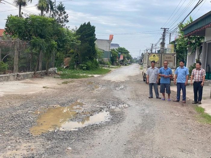 Sự xuống cấp của tuyến đường đe dọa trực tiếp tới an toàn của người và phương tiện tham gia giao thông.