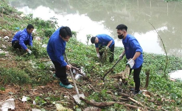 Đoàn viên, thanh niên phường Hạc Thành tham gia dọn vệ sinh môi trường.