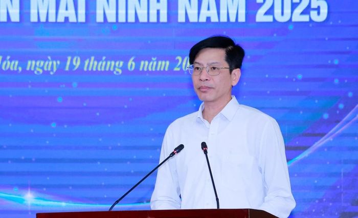 Nhà báo Phạm Văn Báu, Giám đốc Báo và Phát thanh, truyền hình Thanh Hóa, Chủ tịch Hội Nhà báo tỉnh phát biểu khai mạc.