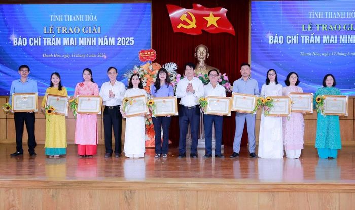 Trưởng Ban Tuyên giáo và Dân vận Tỉnh ủy Đào Xuân Yên và Phó Chủ tịch UBND tỉnh Đầu Thanh Tùng trao giải B cho các tác giả, nhóm tác giải.