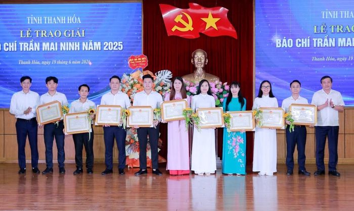 Phó Trưởng ban Tuyên giáo và Dân vận Tỉnh ủy Phạm Văn Tuấn và Giám đốc Báo và Phát thanh, truyền hình Thanh Hóa, Chủ tịch Hội Nhà báo tỉnh Phạm Văn Báu trao giải C cho các tác giả, nhóm tác giả.