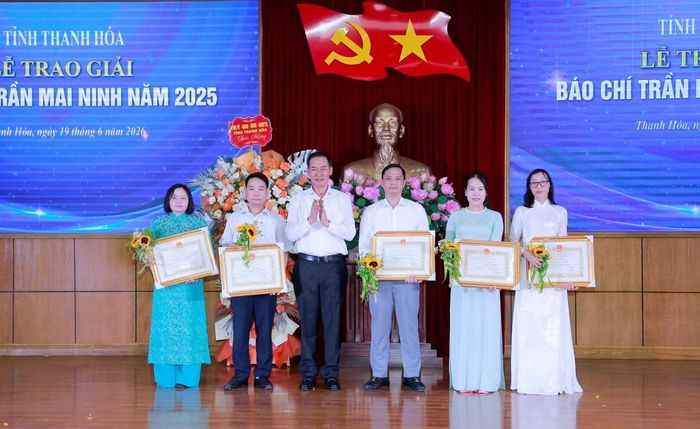 Phó Bí thư Tỉnh ủy, Chủ tịch Ủy ban MTTQ tỉnh Trịnh Tuấn Sinh trao giải A cho các tác giả, nhóm tác giả.