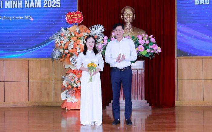 Nhà báo Phạm Văn Báu, Giám đốc Báo và Phát thanh, truyền hình Thanh Hóa, Chủ tịch Hội Nhà báo tỉnh tặng hoa chúc mừng nhóm tác giả có tác phẩm đoạt Giải C Giải báo chí Quốc gia năm 2025.