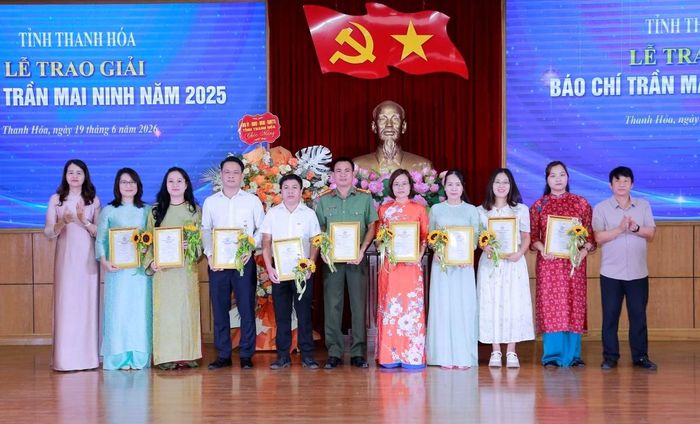Lãnh đạo Hội Nhà báo tỉnh Thanh Hóa trao giải khuyến khích cho các tác giả, nhóm tác giả.