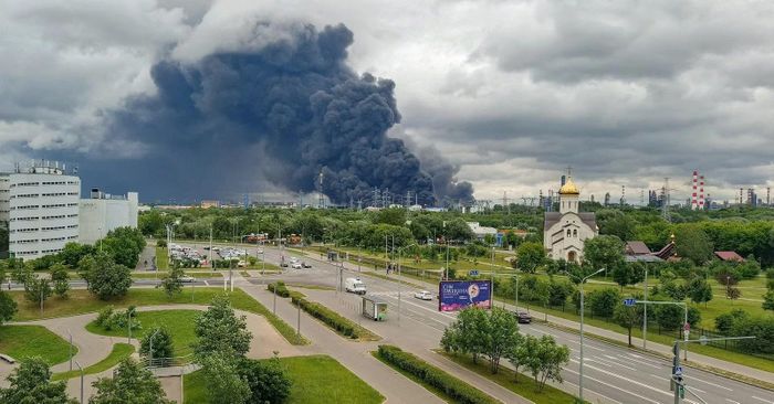 UAV Ukraina tấn công nhà máy lọc dầu và làm gián đoạn hoạt động hàng không tại thủ đô Nga, ngày 18/6. Ảnh: Reuters.
