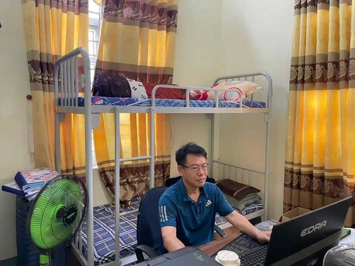 Anh Nguyễn Công Bằng, công chức tư pháp UBND xã Mường Lý trong căn phòng vừa là nơi làm việc, vừa là chốn nghỉ ngơi. Ảnh: Tăng Thúy