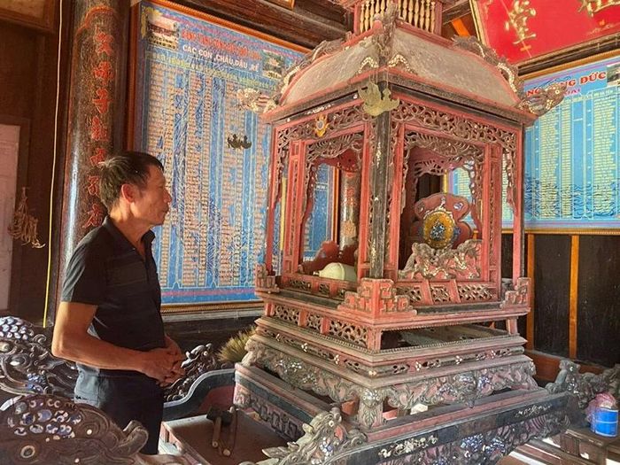 Kiệu rước đang được lưu giữ tại di tích.