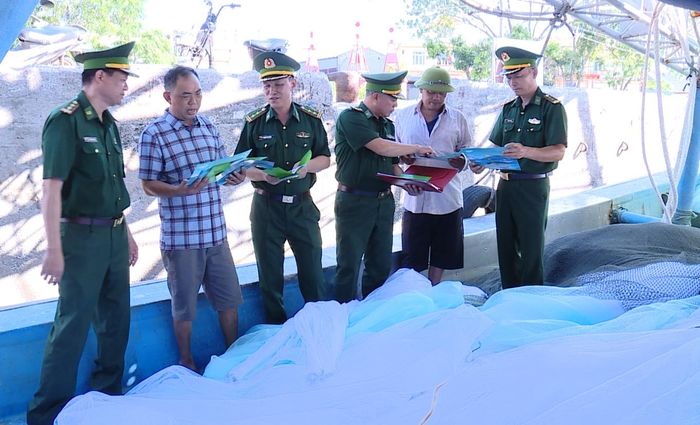 Tuyên truyền nâng cao nhận thức cho ngư dân.