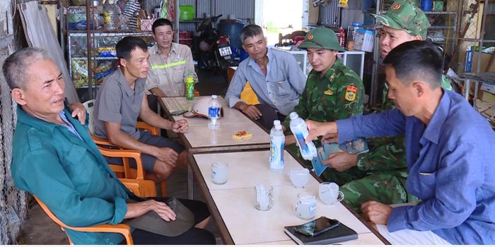Tổ đoàn kết trên biển phường Tĩnh Gia chia sẻ về ngư trường sau chuyến vươn khơi.
