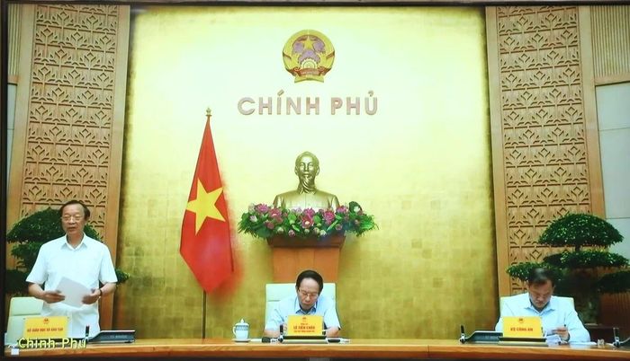 Đại diện lãnh đạo Bộ GD&amp;ĐT báo cáo tiến độ xây dựng các trường tại hội nghị. (Ảnh chụp màn hình)