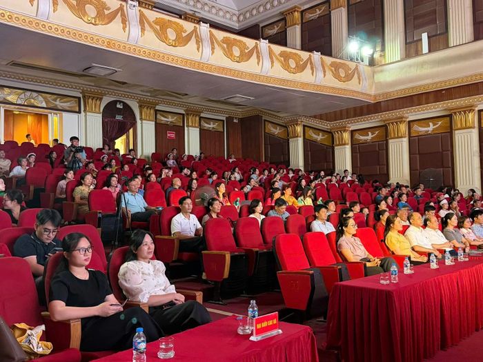 Đông đảo khán giả theo dõi chương trình.
