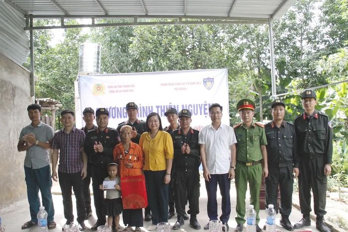 Đại diện Tiểu đoàn 4, lãnh đạo xã Yên Thái và Công an xã trao quà cho cháu Lục Y Bích Ngọc ở thôn Yên Vinh, xã Xuân Thái.