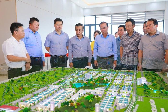Bí thư Tỉnh ủy Lê Đức Thái và các thành viên trong đoàn kiểm tra Dự án đầu tư xây dựng, khai thác hạ tầng Khu công nghiệp Lam Sơn - Sao Vàng tại xã Sao Vàng.