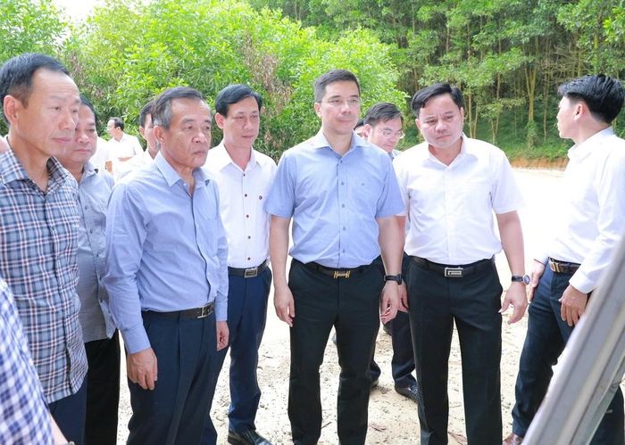 Bí thư Tỉnh ủy Lê Đức Thái và các thành viên trong đoàn kiểm tra Dự án đầu tư xây dựng, khai thác hạ tầng Khu công nghiệp Lam Sơn - Sao Vàng tại xã Sao Vàng.